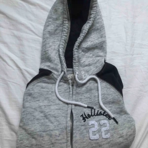 Tröja  - En jätte fin holister tröja💞 jag köpte den för 499kr säljer för 199, använda den fåtal gånger. Sitter jätte bra på och är skit snygg 