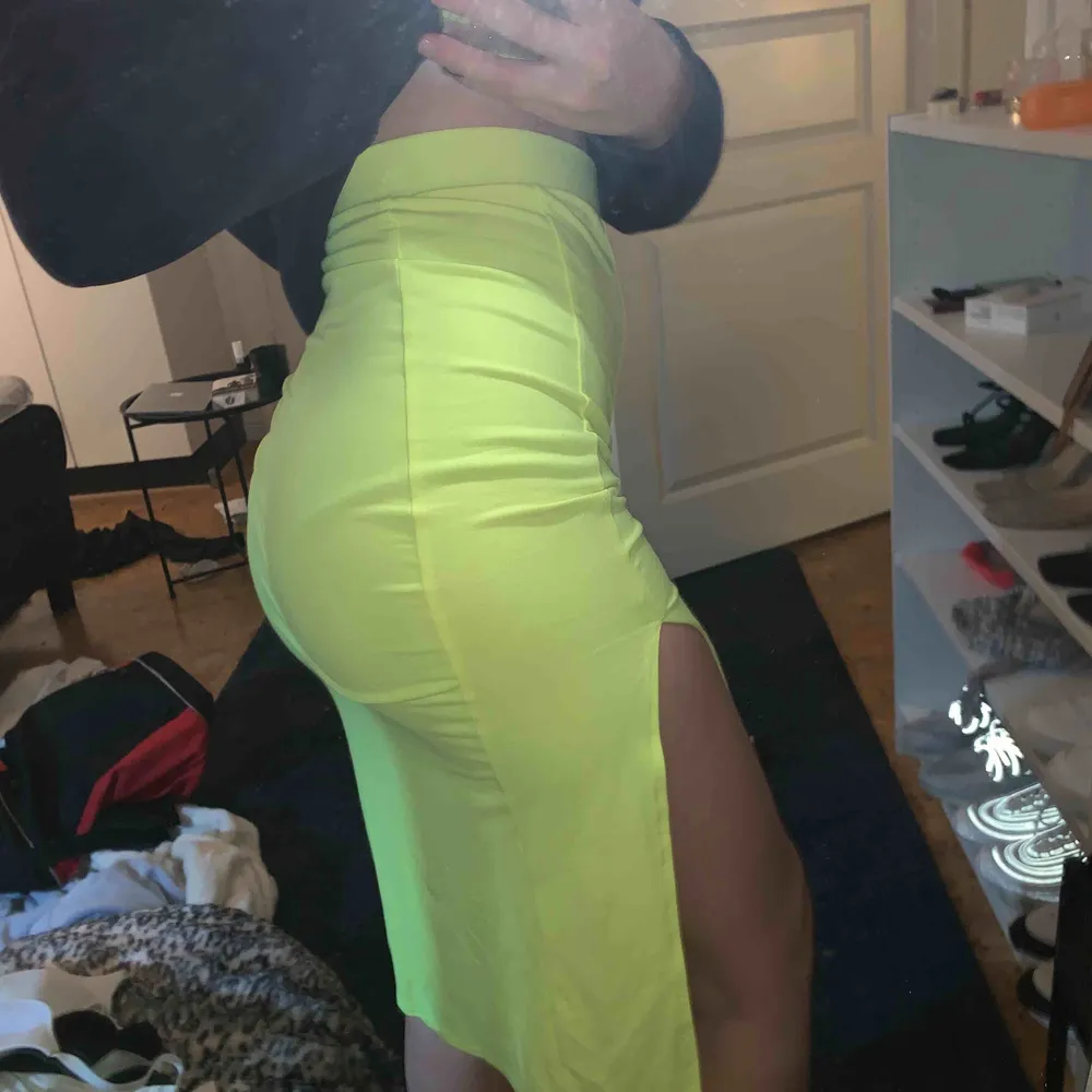 Detta är en neon gul kjol!! Skit snygg. Men vet aldrig när jag ska använda den. +frakt. Kjolar.