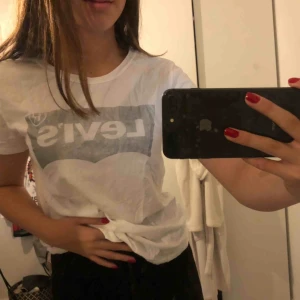  - Jätte fin Levis tröja, Helt oanvänd bara lite skrynklig från att ha legat i garderoben!