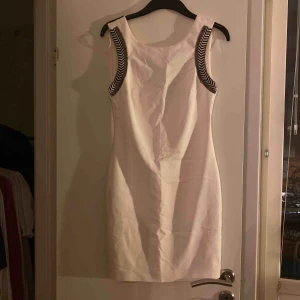  - Fin klänning som inte används längre. Burit den ca 3 gånger perfekt skick. Köparen betalar frakt 