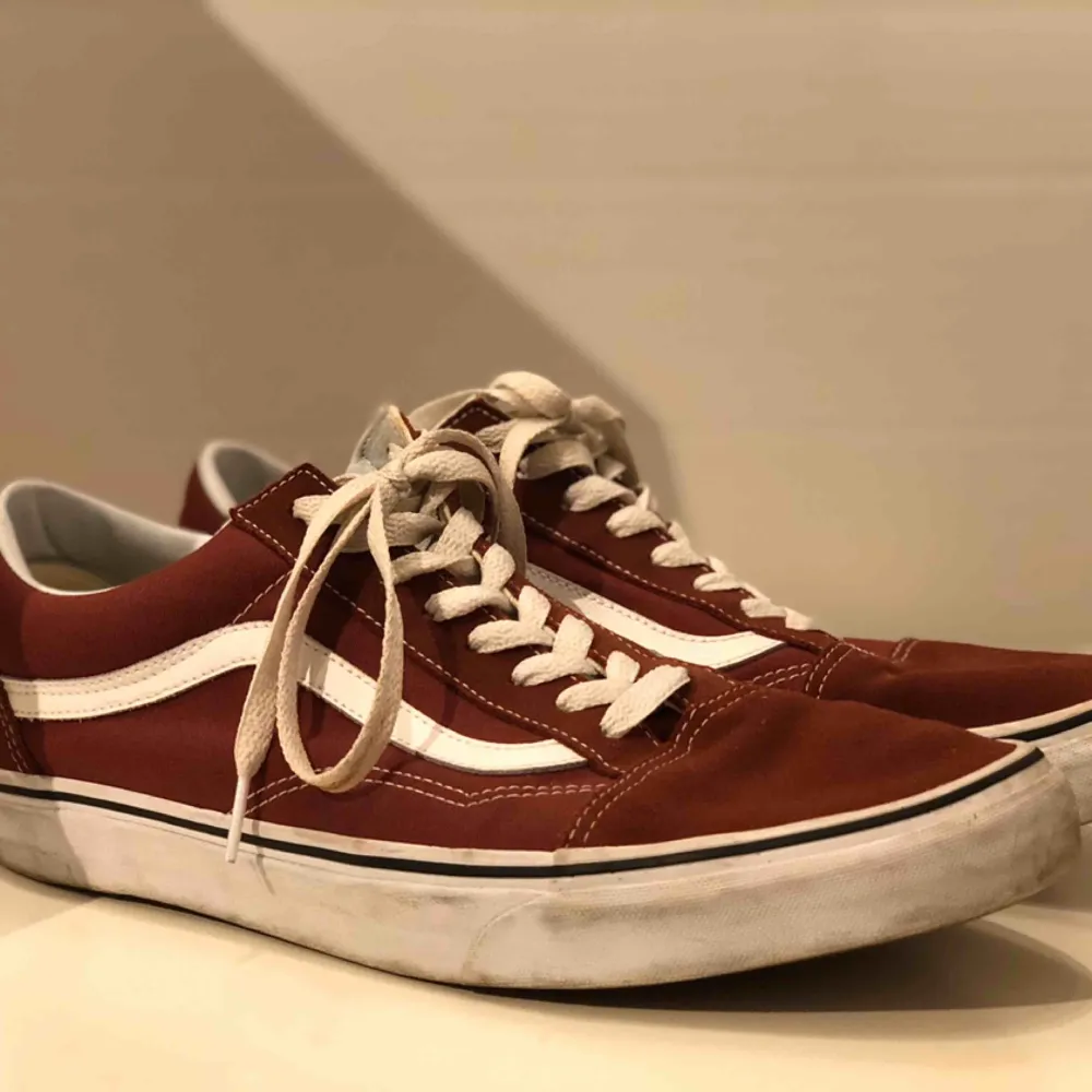 Burgundy Vans Använda en del, inte slitna, bara smutsiga  Passar den med 46. Skor.