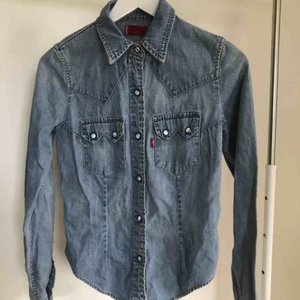  - Ursnygg skjorta från Levi's i strl S. Köparen står för frakt eller hämtas i Örebro. 