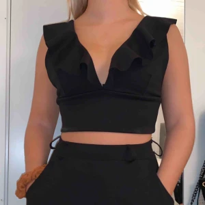  - En söt festtopp från NLY ONE. Endast provad, prislapp kvar. Ganska tajt, passar en vanlig xs. Kunden står för frakt! 💜