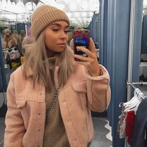  - Säljer denna fina ljusrosa jacka från Cubus! Jackan är i fint skick, storleken är M men passade även bra på mig som bär storlek S. Köparen står för frakten ✨