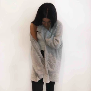  - Jättefin stickad grå kofta i skönt material!! Perfekt nu till hösten och vintern💕 Möts upp i närområdet!! 