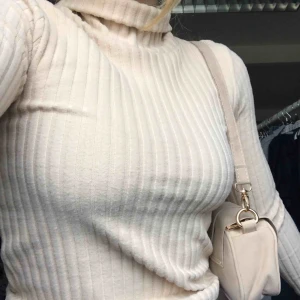  - Lite tjockare tröja från Gina tricot i beige. Helt ny, aldrig använt endast provad, kan fraktas om du står för frakten. Fråga ifall du har frågor!😊💕