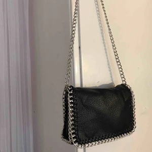  - Super fin kedje väska som är sparsamt använd  Frakt står köparen för