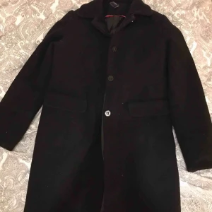  - Super snygg Zara kids kappa i färgen svart. Fin passform och i fint skick. Köpt på Zaras barnavdelningen men funkar som en XS. För mer eventuella frågor eller för mer bilder, hör av er! Kan åka och möta upp inom Stockholm. 