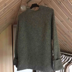  - Snygg grå stickad tröja från gina
