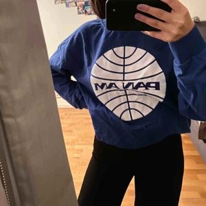  - En blå college tröja från Zara! 💙 På tröjan står det ”Panama”.