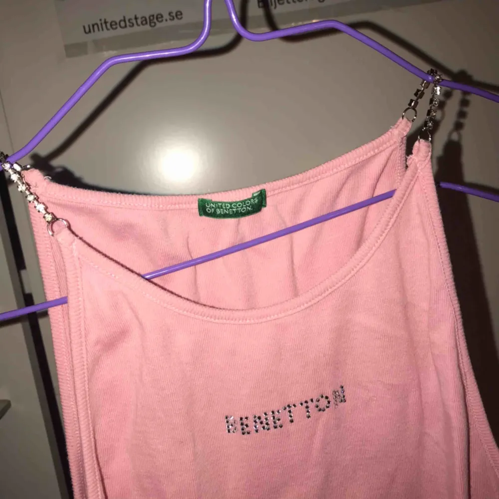 Unikt Benetton linne köpt på Humana.                                                                                           60kr exklusive frakt, kan mötas upp i Stockholm🌸. Toppar.