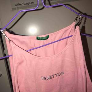 Unikt Benetton linne köpt på Humana.                                                                                           60kr exklusive frakt, kan mötas upp i Stockholm🌸
