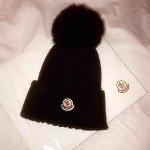 - Moncler mössa med äkta päls. Köpt för 3000 kr. Använd ett fåtal gånger.   Pris kan diskuteras, hör av er vid intresse!