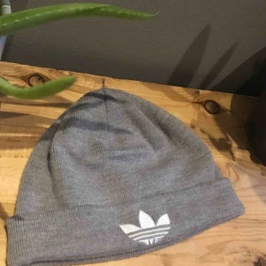  - Adidas mössa, ganska ”kort”, aldrig använt 