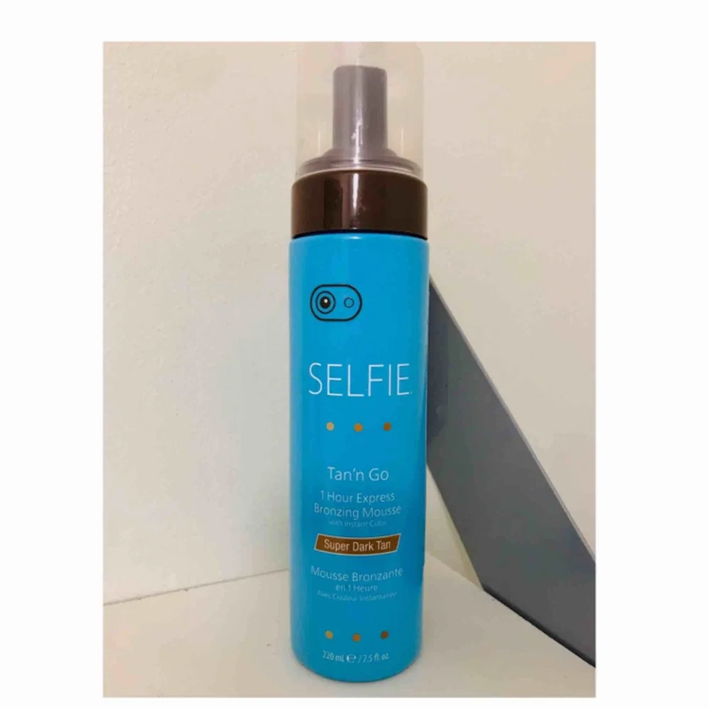 Selfie Tan’n Go Mousse-Super Dark  Bli snyggt brun på en timme. Produkten är givetvis oöppnad och priset i butik ligger på 349:-. Accessoarer.