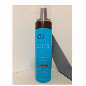 Selfie Tan’n Go Mousse-Super Dark  Bli snyggt brun på en timme. Produkten är givetvis oöppnad och priset i butik ligger på 349:-