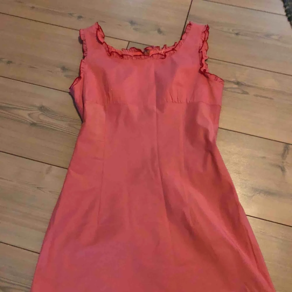 En söt 60-tals klänning inhandlad på vintage market i USA! Ser inte använd ut, mean girls/clueless vibbar:). Klänningar.