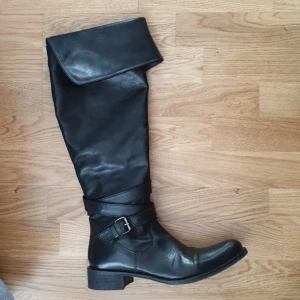  - Fina kragstövlar fr London Buffalo. Läder i skaft och innersula. Stl 38.  Jättefint skick. Som ny .  Dyra i inköp.   Skickar med Postnord. 