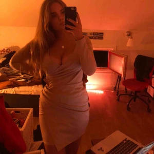  - skitsnygg beige klänning från nelly! frakt ingår 