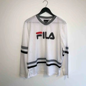  - Fila longsleeve t-shirt i mesh tyg. Använd max en handfull gånger. Skick: 9 / 10. Ord pris: 559kr