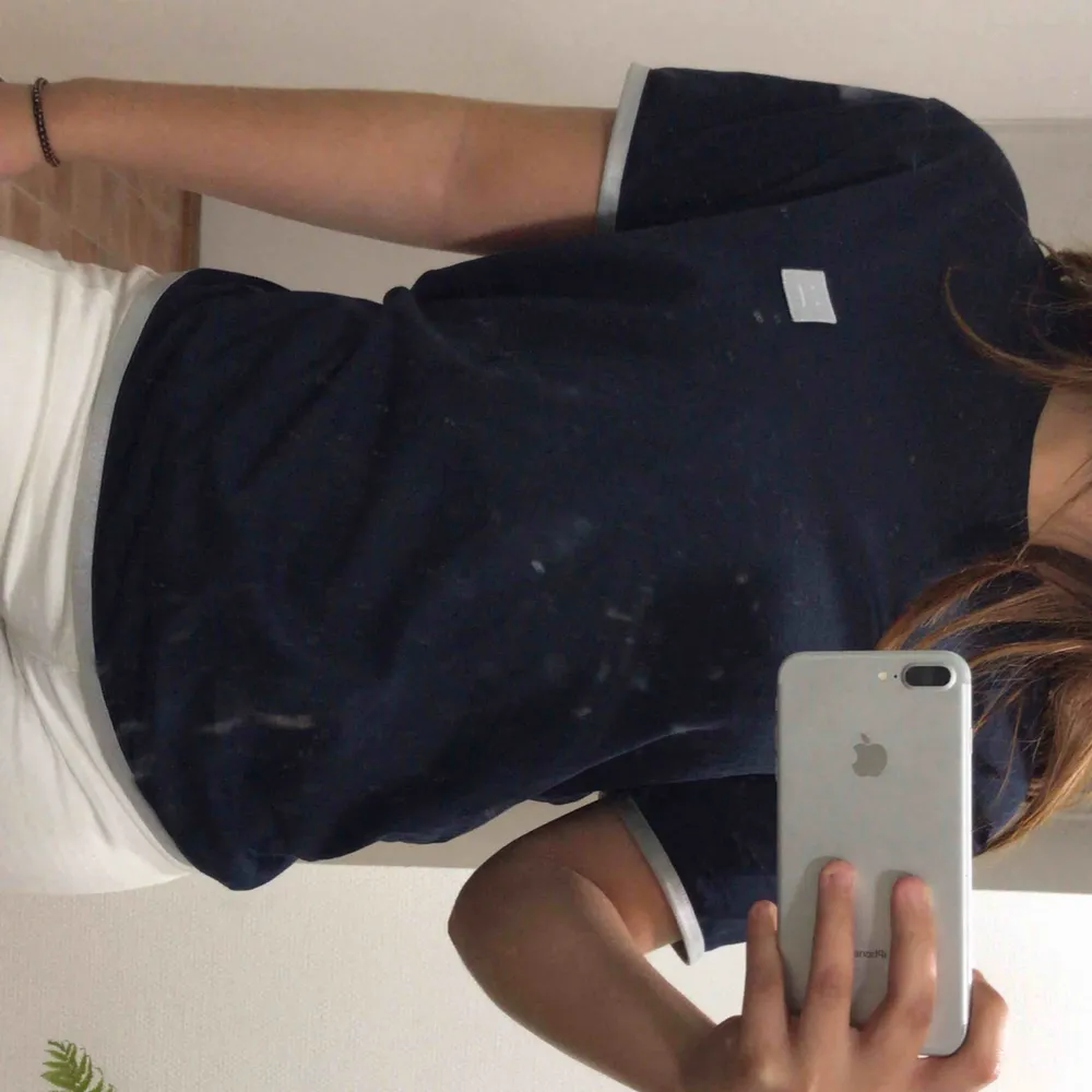 En acne studio marin blå T-shirt. OBS: det är spegeln som är smutsig & INTE tröjan. Bara att ställa om ni har frågor & funderingar. Skjortor.