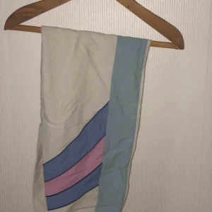  - Coola vintage byxor! Tunnt lite mer prassligt material men Inget ”regnbyxetyg” Jätte fina färgkomb.  Svårt att begränsa storlek då de är resår vilket gör att alla i storlek 36 - 40 kan ha dem bara att em sitter lite olika såklart 💛