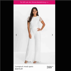  - Jumpsuit med spets. St. 34   Jumpsuit som är använd än gång på studenten 2019 så nästintill ny. Är sydd nertill vid fötterna så passar för de som är 154 cm.  Fraktas om köparen står för kostnaden. 