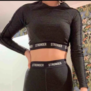  - SÄLJER ENDAST TOPPEN! Säljer denna tränings topp från stronger. Köpte toppen men var tyvärr fel i storlek för min smak, annars super fin och i jätte bra skick. Ordinariepris 400kr. Kan mötas upp eller frakta :) 