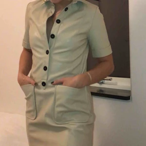  - Säljer SNYGGASTE klänningen från ZARA i nån slags läder/skinnimitation😍 helt oanvänd och säljer endast för att den är lite för kort för mig som är 173cm💓💓 så är man XS-S och kortare än jag kommer den passa perfekt🙏