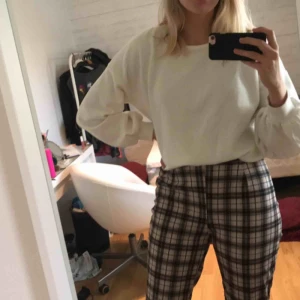  - Snygga och bekväma rutiga byxor från NLY trend. Längst ner vid benet är det en slits. Sparsamt använda och köparen står för frakten💜