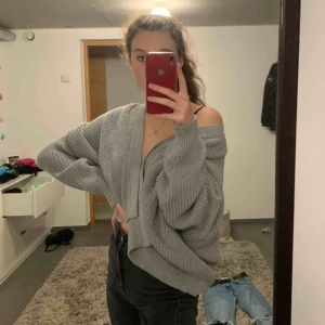  - Grey open knit top, worn maybe 3 times. Super warm and good quality!! Original price 500 selling for 200 💖 pick up in Stockholm or pay for shipping ;) 💖