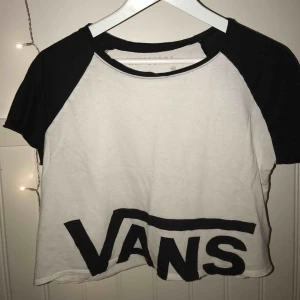  - Croppad T-shirt från Vans⚡️ Frakt tillkommer☺️