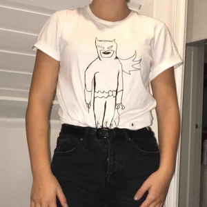  - Tröja från secondhandbutik med batman-motiv. Fina rosa sömmar, Frakt tillkommer🌝 