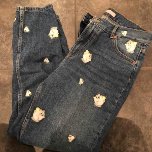  - Mina älsklingar 😭😭 världens finaste byxor som jag använt 2-3 gånger, har mest blivit att jag endast kollat på dem för de är så fina. Vanliga mom-jeans med skönheten och odjuret tema ❤️