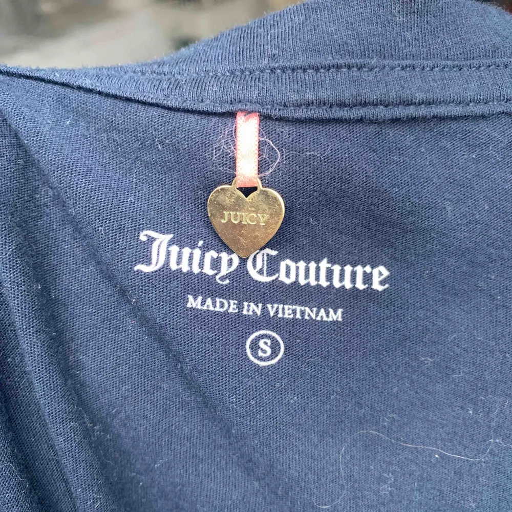 Äkta Juicy Couture tröja. Mörk/marinblå med söta stenar och detaljer. Använd endast några få gånger, i väldigt fint skick. Normal passform, lite figursydd.. T-shirts.
