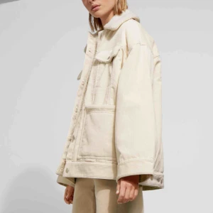  - Jacka från weekday som är oversized. Jag köpte den förra året men den har knappt använts. Frakten står du för själv :)