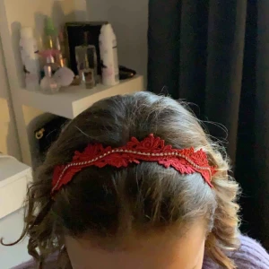  - Fint hårband som passar nu till julen