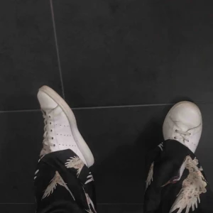  - säljer mina adidas stan smith i rött! Strl 37.5 👟