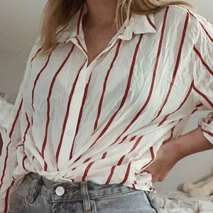  - Säljer denna snygga skjortan, inte använd tyvärr och därför säljer jag den! Frakten ligger på cirka 40kr, passar storlekarna XS-M beroende på hur man vill att den sitter 🦋