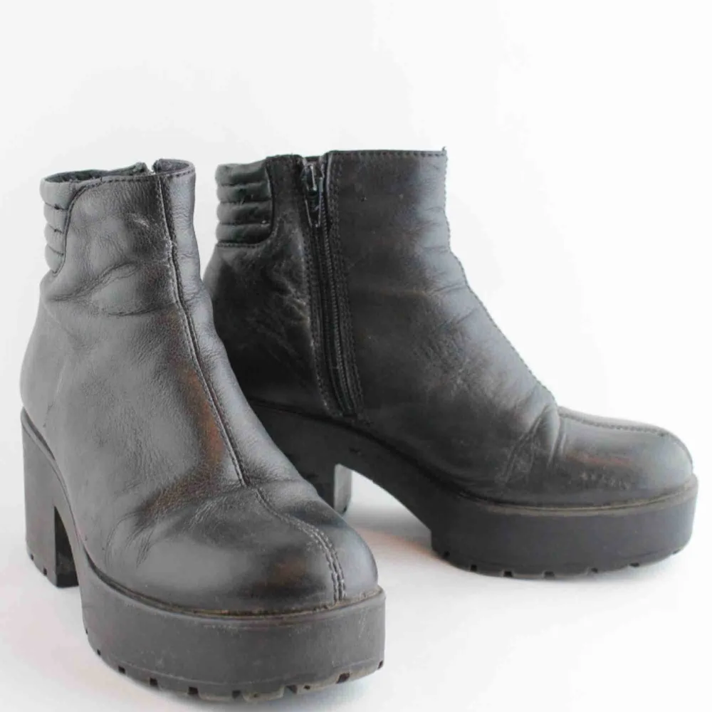 Svarta skor från Vagabond i strl 36, använt men fint skick. Finns I Åre men kan även skickas mot 63kr spårbar frakt. . Skor.