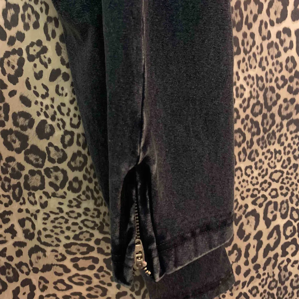 Äkta freddy wr.up byxor som ser ut som jeans men är super skönt material, aldrig använda så ser helt nya ut. Har en dragkedja nere vid benen. . Jeans & Byxor.