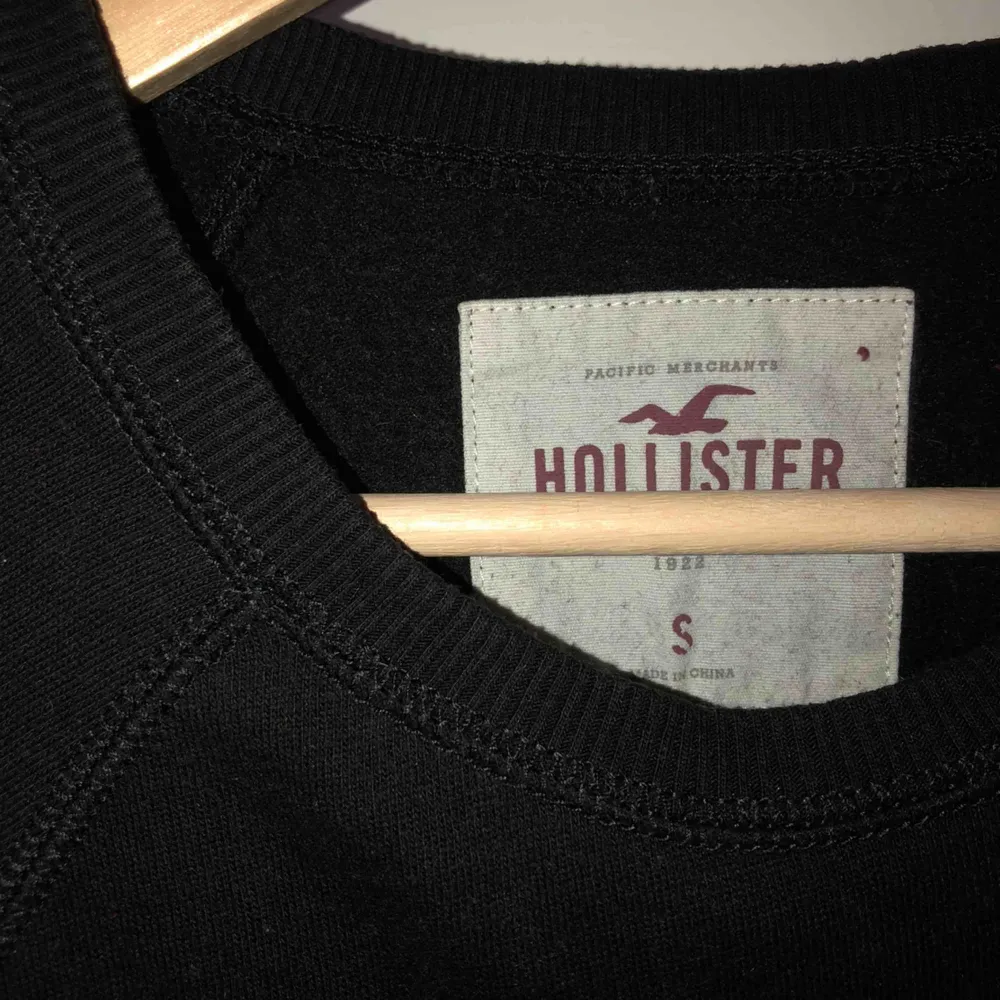 Snygg svart Hollister tröja med ”guldigt tryck”🧡🧡Använd men fortfarande fint skick, passar S men även M. Hoodies.
