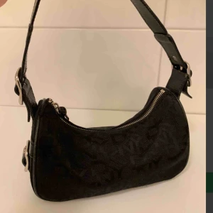  - Säljer min älskade axelväska från dkny!! Såså fin men har använt för många gånger haha😆 frakt tillkommer på ca 30kr💖💖💖 skulle gissa att nypris ligger på runt på 1500-2000kr❤️
