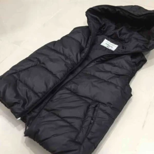 Väst - Svart vadderad väst med huva.