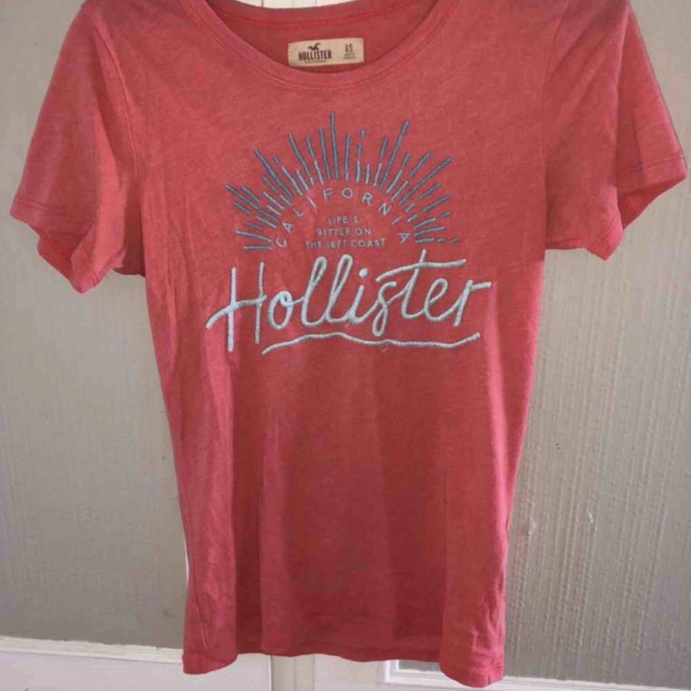 Fin men välanvänd Hollister t-shirt i bra skick med text och detaljer över brösten. Köparen står för frakt.. T-shirts.