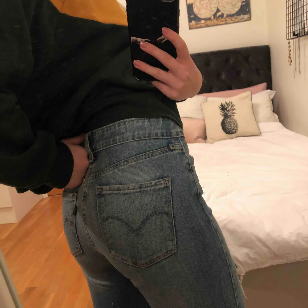 Håliga Levi’s jeans! Saknar en hälla men annars är de i fint skick 💕 frakt tillkommer. Jeans & Byxor.