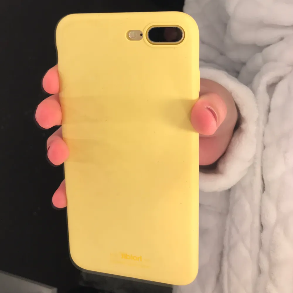 Super snyggt gult silicon skal för Iphone 7+ , använd i ca 2 veckor utav mig. Inga defekter. Accessoarer.