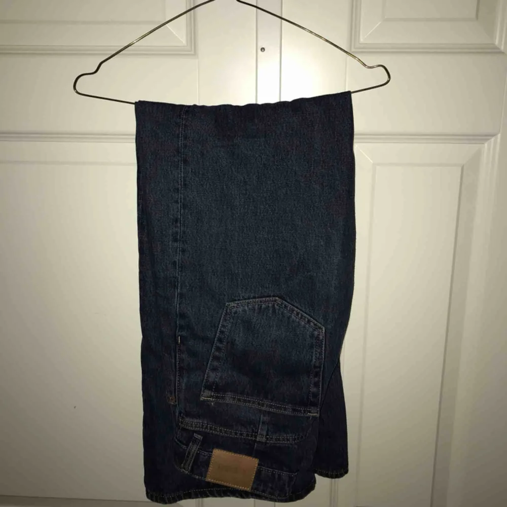 Jeans från Weekday i modellen Ace. I fint skick! Står W24 men skulle säga att de passar 25/26 också. Kan mötas upp i Stockholm eller frakta 😊. Jeans & Byxor.