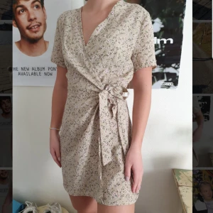  - Säljer en jättefin oandvänd omlottklänning från boohoo. Den är speciellt gjord för kortare personer. Väldigt liten i storleken. Hon på bilden är 160 cm. Köpt för 260kr. Frakten ingår🥰 