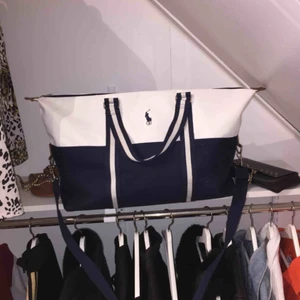  - Väldigt snygg väska i bra skick! Den är varsamt använd ! Det är Ralph Lauren 